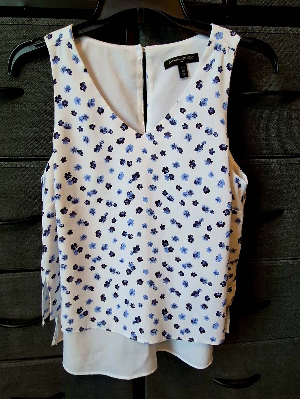 Banana Republic White Sleeveless V-Neck Blouse w/Blue & Black Floral Print